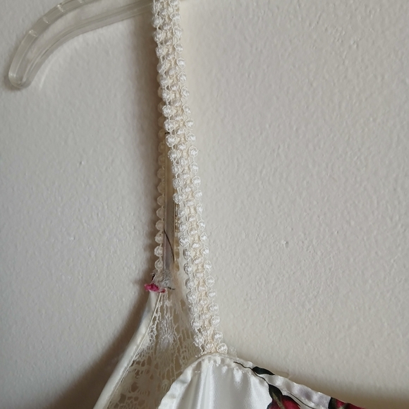 Intimate Essentials Size Large satin Red Rose print - Picture 9 of 11